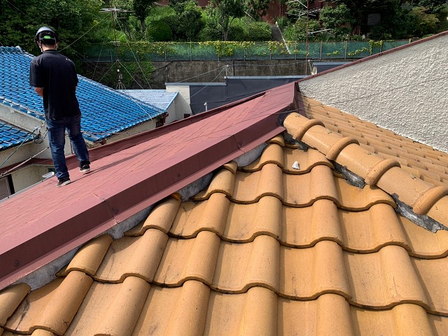 屋根点検の様子